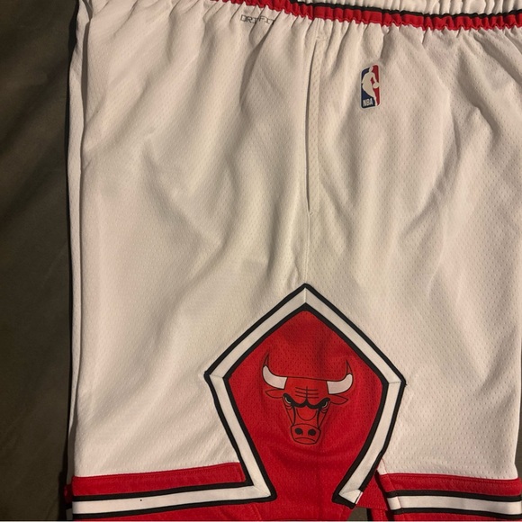 Nike Mens Chicago Bulls White and Red Athletic Shorts - Picture 1 of 5